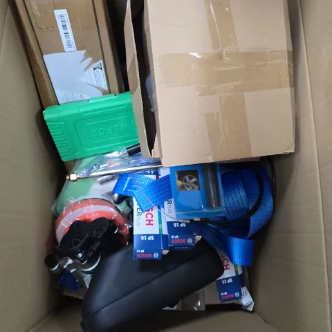 BOX OF ASSORTED CAR ITEMS TO INCLUDE - TOOLS - ARM REST - RATCHET STRAP / COLLECTION ONLY 