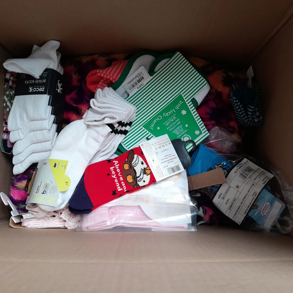 LOT OF ASSORTED CHILDRENS CLOTHING ACCESSORIES TO INCLUDE TRAINING PANTS, HYPE BAG AND MOUNTAIN WAREHOUSE WATERPROOF PARKA