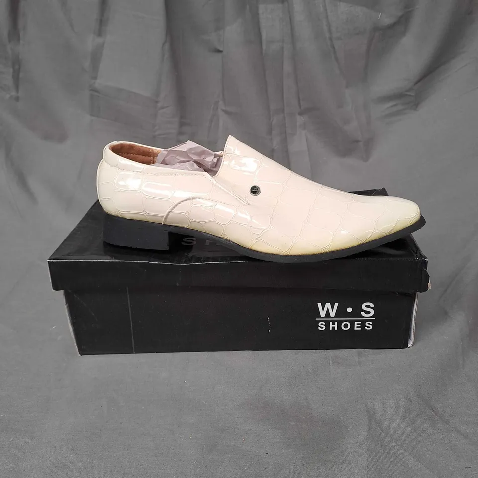 BOX OF APPROXIMATELY 10 PAIRS OF MENS SHOES IN WHITE - VARIOUS SIZES