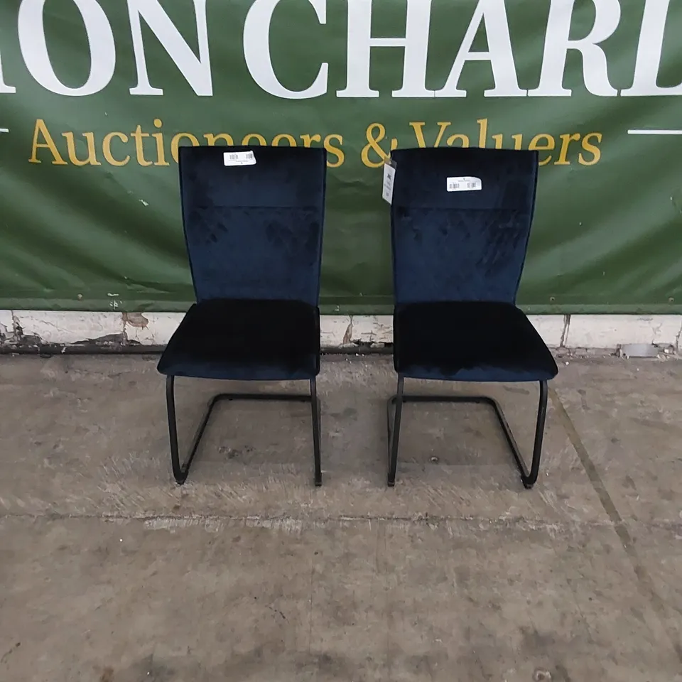 SET OF 2 UPHOLSTERED VELVET AND METAL LEGGED DINING CHAIRS - NAVY 