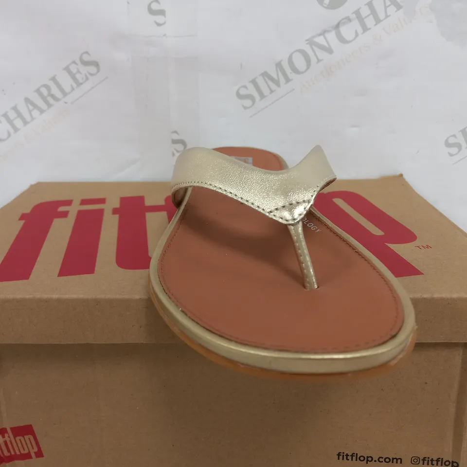 BOXED PAIR OF FITFLOP GRACIE LEATHER FLIP FLOPS IN PLATION - UK 5.5