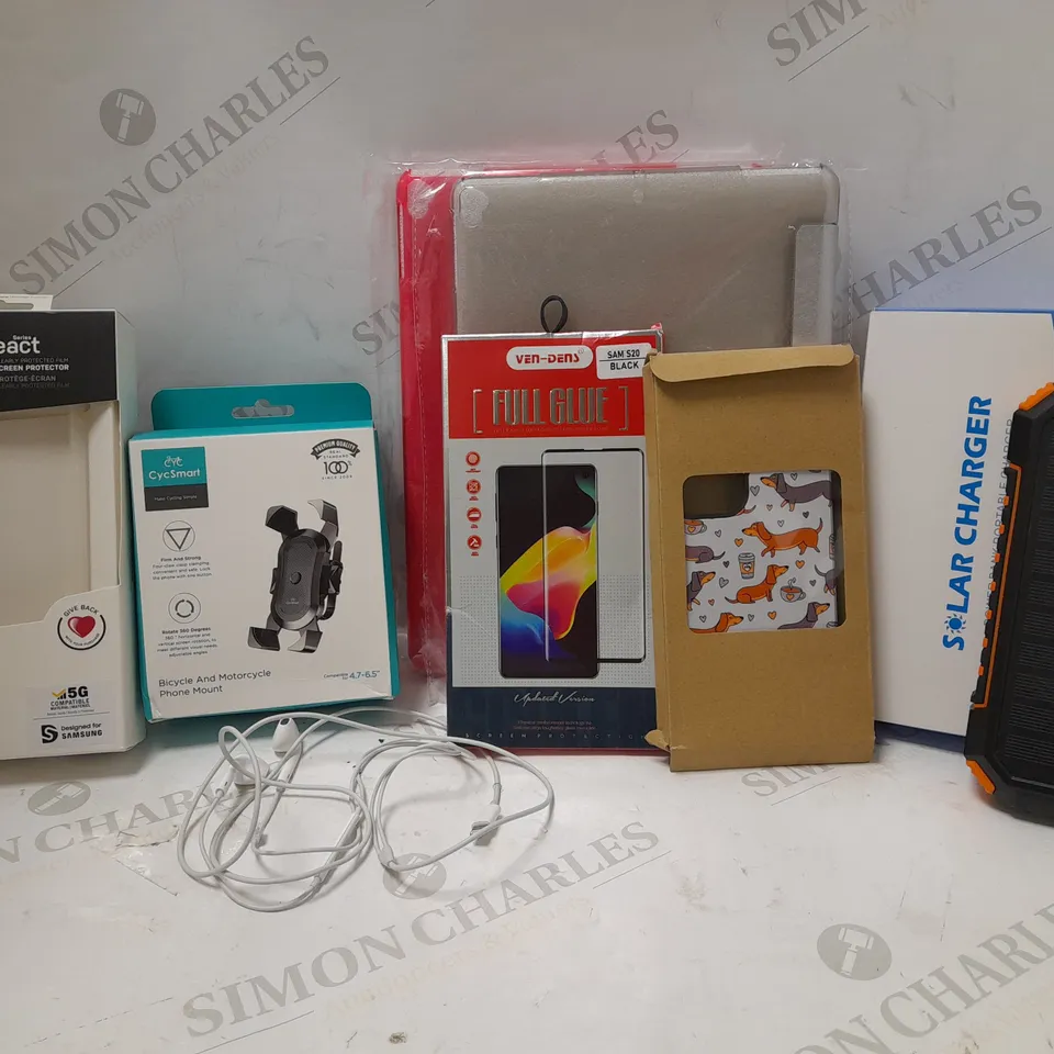 LOT OF APPROX 12 ASSORTED MOBILE/TABLET ACCESSORY ITEMS TO INCLUDE SOLAR POWERED POWER BANK, CYCLE PHONE MOUNT, DESIGNER DOG PHONE CASE, ETC