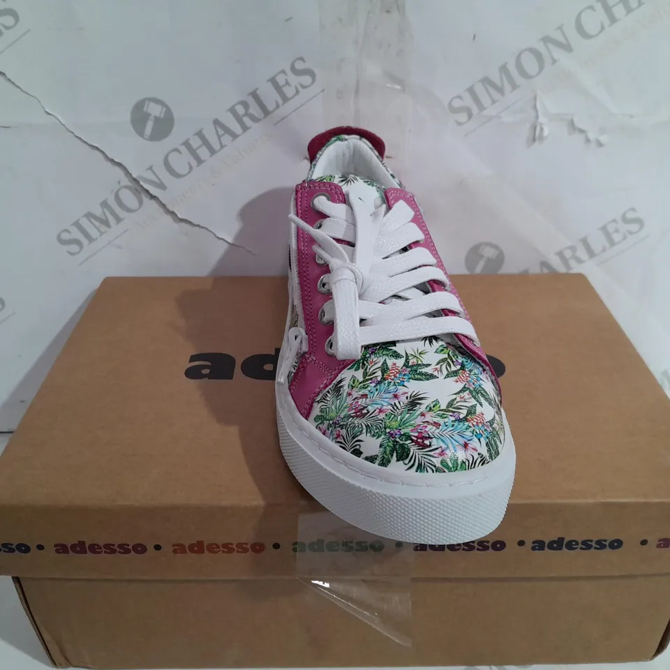 BOXED ADESSO FAYE ZIP TRAINER IN WHITE - SIZE 3 