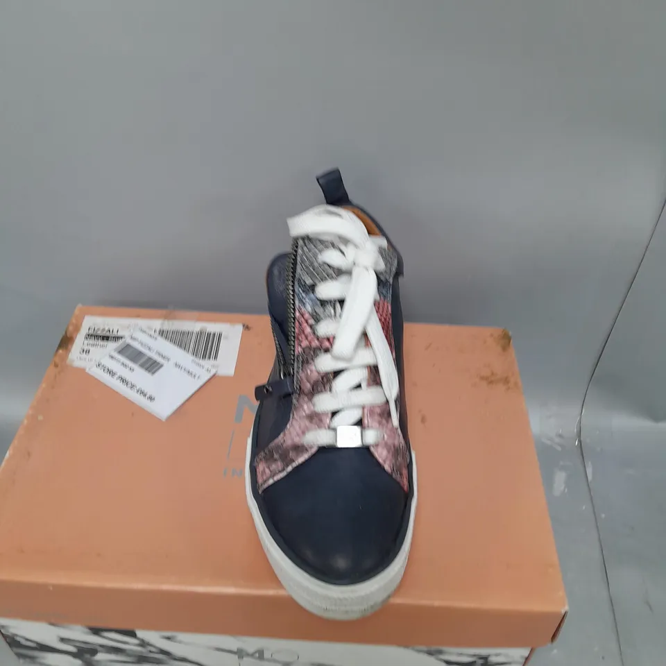 BOXED PAIR OF MODA IN PELLE NAVY "SNAKE" LEATHER TRAINER SIZE 5