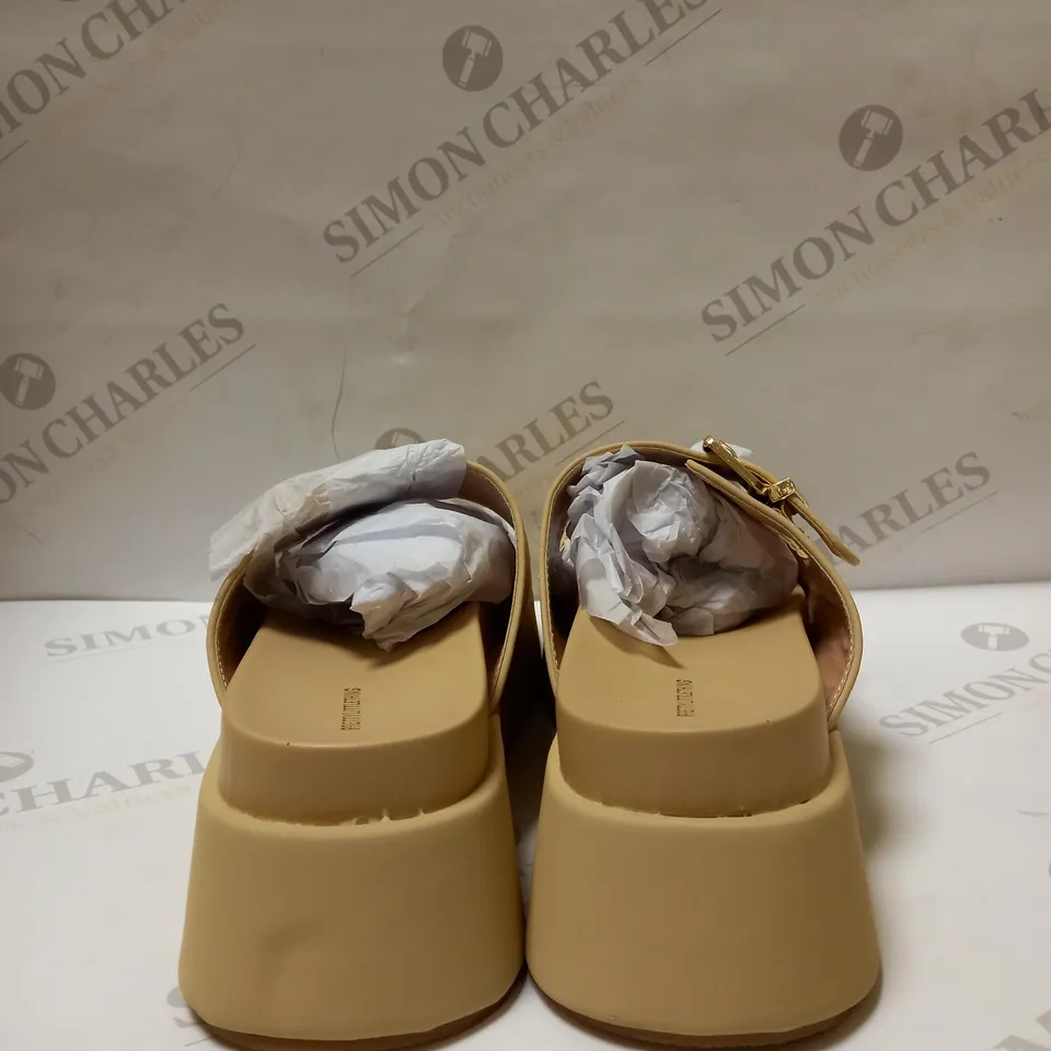 PRETTY LITTLE THINGS CHUNKY SANDALS SIZE 4