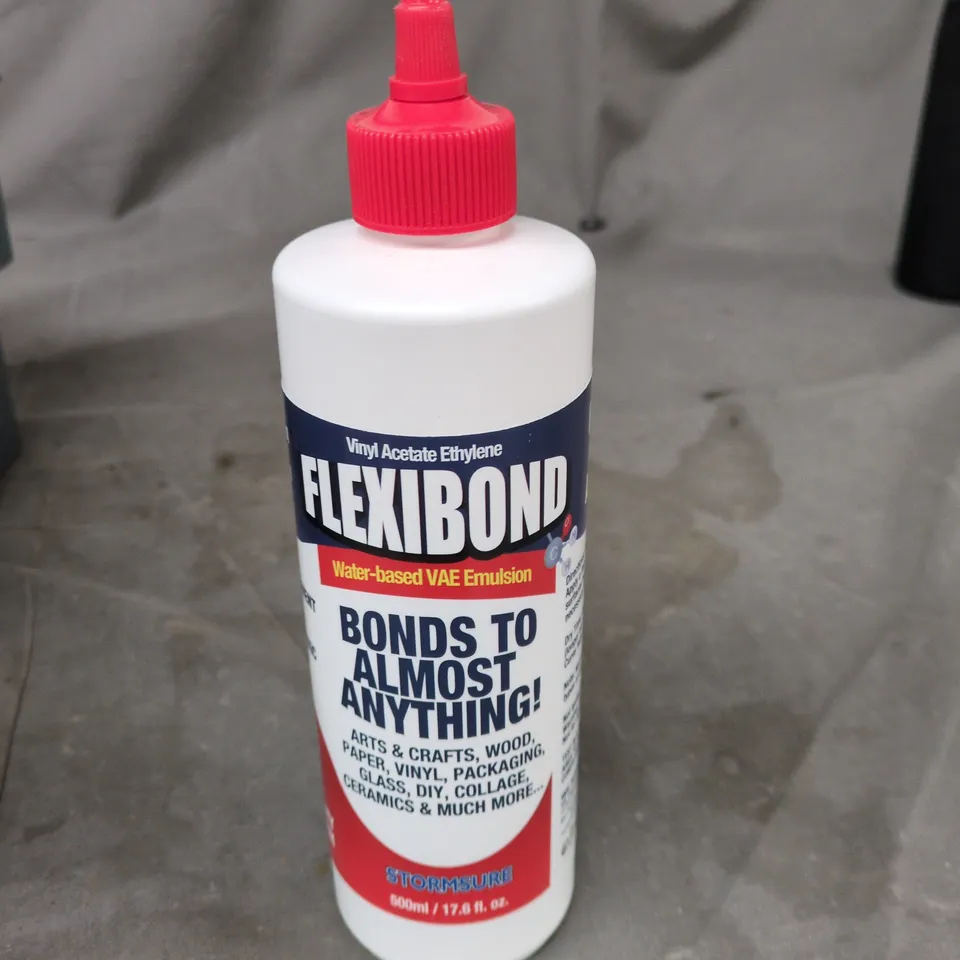 APPROXIMATELY 15 ASSORTED HOUSEHOLD LIQUIDS INCLUDING COMFORT FRESH , FLEXIBOND GLUE AND HG MOULD SPRAY 