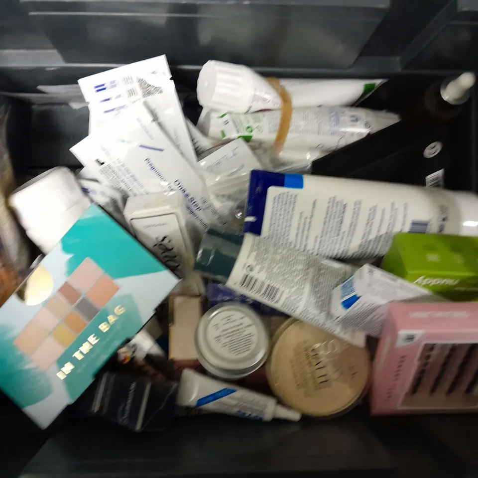 APPROXIMATELY 20 ASSORTED HEALTH & BEAUTY ITEMS TO INCLUDE BEAUTY FORMULAS GLOWING SERUM (30ml), YES WB WATER BASED PERSONAL LUBRICANT (100ml), HERSHESNS ALMOST EVERYTHING CREAM (50ml), ETC