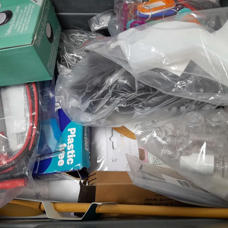 BOX OF APPROXIMATELY 14 ASSORTED ITEMS TO INCLUDE - 25 BREASTMILK STORAGE BAGS , STELLAR CONTOUR , HEAD TORCH ETC