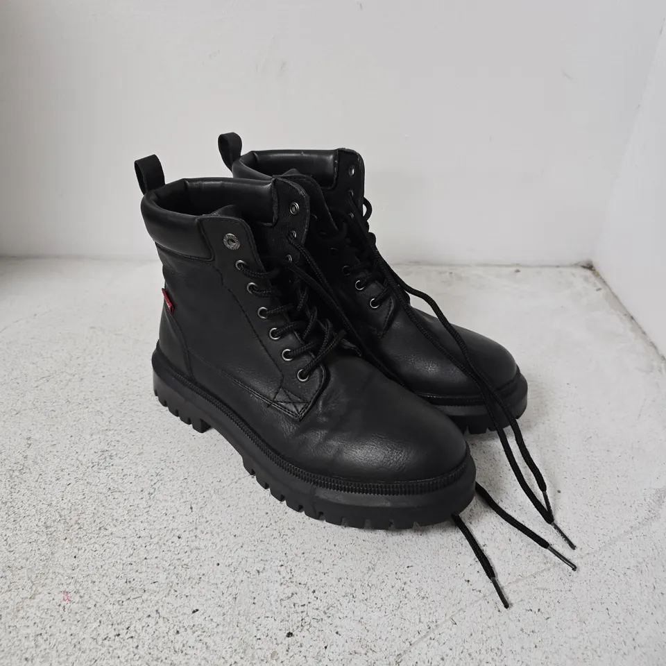 LEVI'S BLACK LEATHER BOOTS - SIZE 5