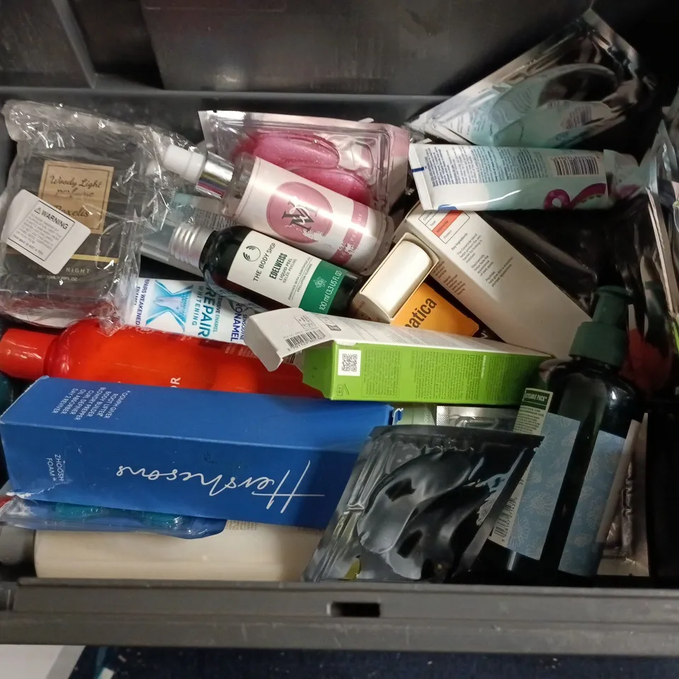 LOT OF APPROXIMATELY 28 ASSORTED HEALTH AND BEAUTY ITEMS TO INCLUDE HERBAL ESSENCES, FUSSY AND BODY SHOP
