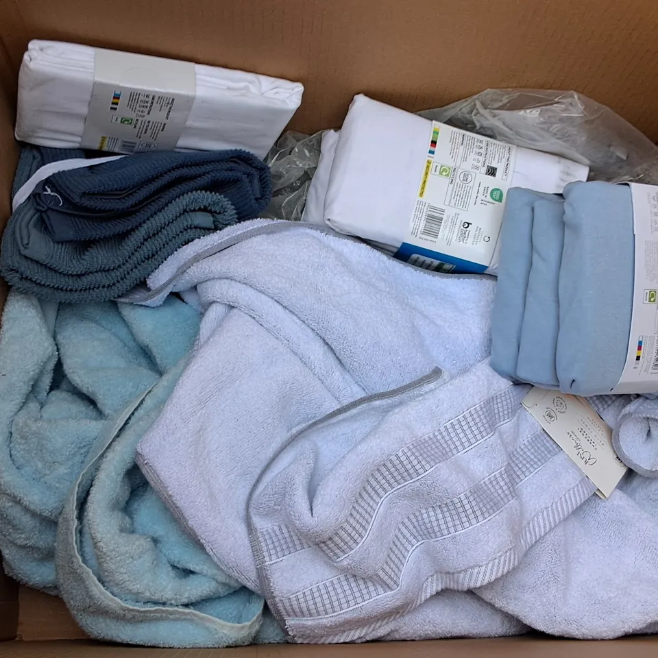 LOT OF APPROXIMATELY 15 ASSORTED HOME FABRIC ITEMS TO INCLUDE CUSHIONS AND SHEETS