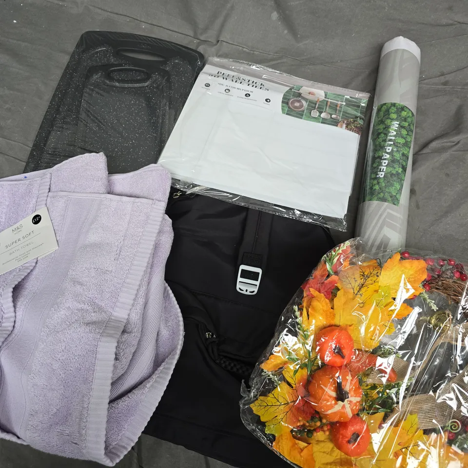 APPROXIMATELY 25 ASSORTED HOUSEHOLD PRODUCTS TO INCLUDE WALLPAPER, AUTUMN WREATH, RUCKSACK, ETC - COLLECTION ONLY