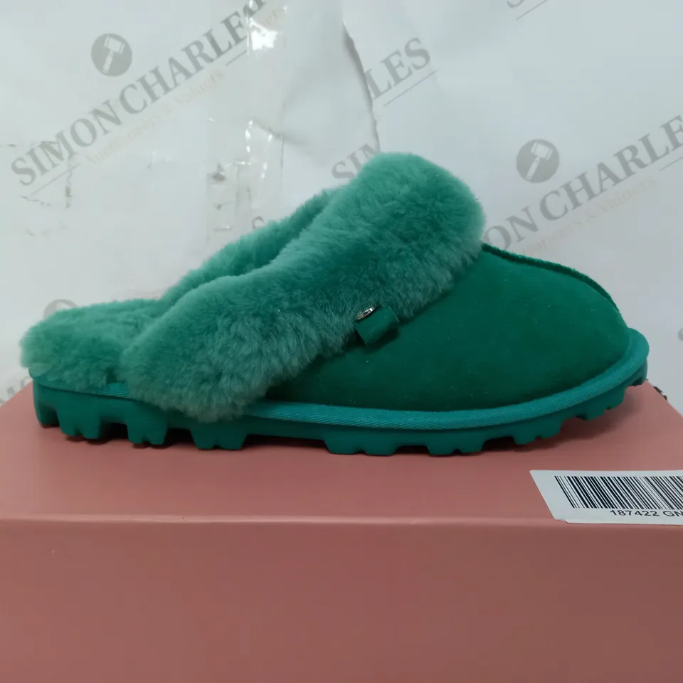 BOXED PAIR OF MODA IN PELLE COSIE SLIPPERS IN GREEN UK SIZE 8