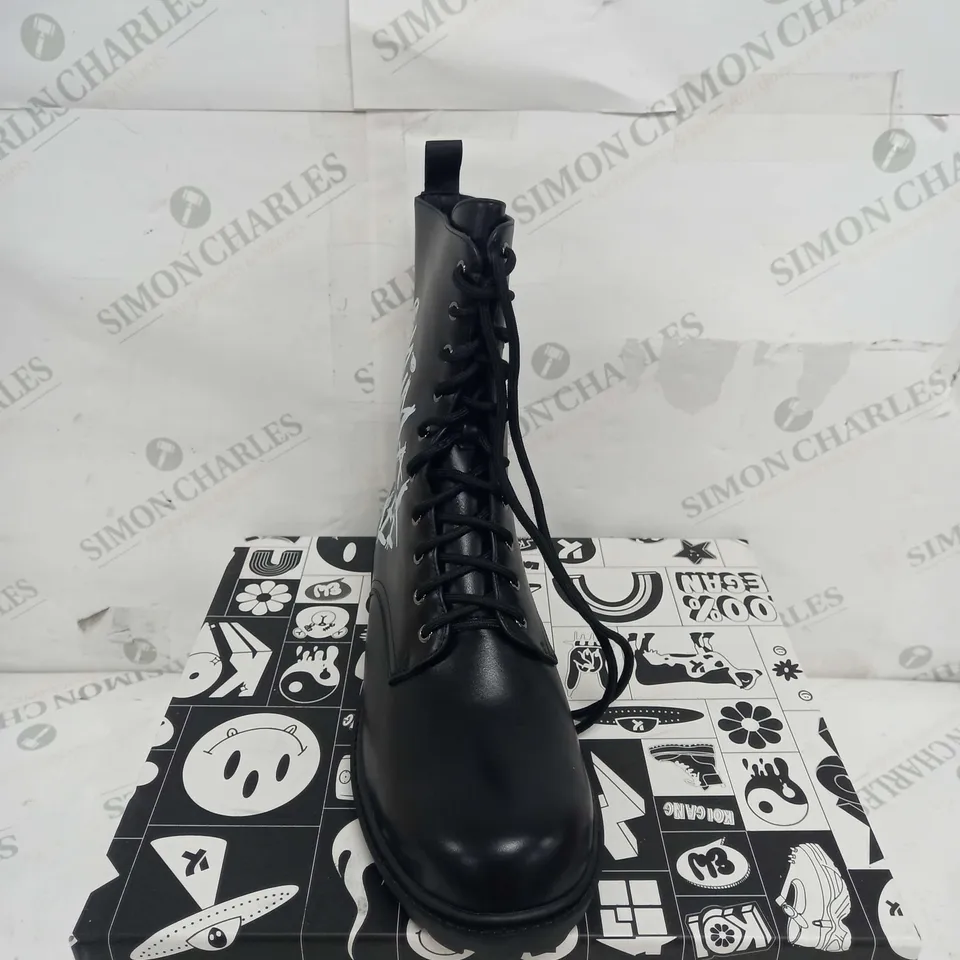 BOXED PAIR OF KOI FOOTWEAR THE STATEMENT ANIMAL FREE MENS MILITARY BOOTS - SIZE 10