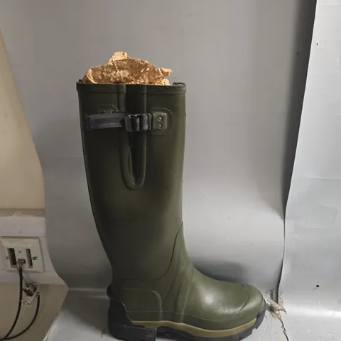 HUNTER BUCKLE WELLINGTON BOOTS IN GREEN - SIZE 7
