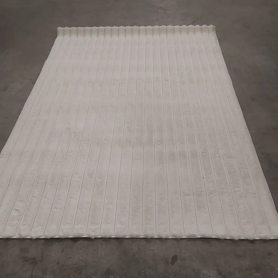 QUALITY DESIGNER AREA RUG - APPROXIMATELY 232 x 160cm