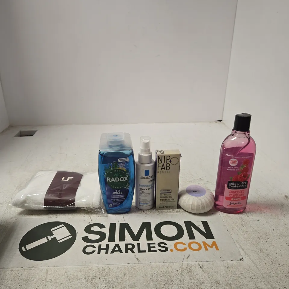 APPROXIMATELY 10 ASSORTED BEAUTY PRODUCTS INCLUDING RADOX SHOWER GEL & SHAMPOO, LA ROCHE POSAY CICAPLAST B5 SPRAY AND NIP + FAB BLEMISH GEL