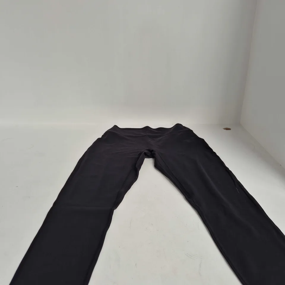YPB BY ABERCROMBIE CURVE LOVE ULTRA HIGH RISE STUDIOFLEX LEGGINGS – BLACK (M)