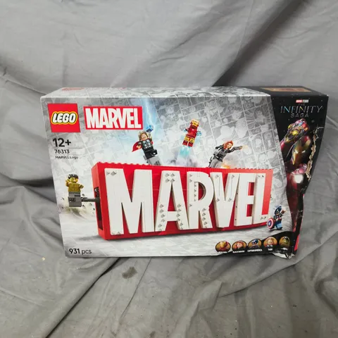 BOXED LEGO MARVEL LOGO SET – 931 PIECES