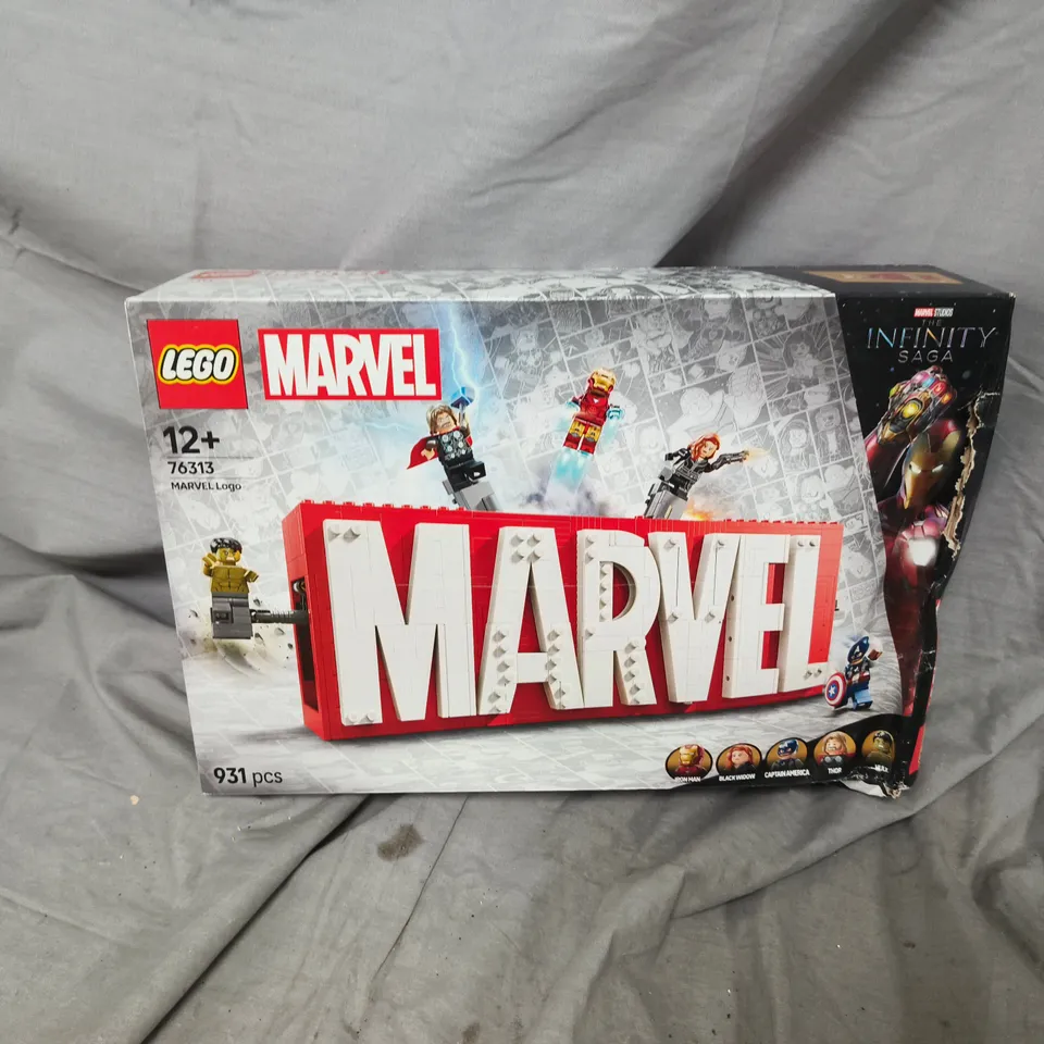 BOXED LEGO MARVEL LOGO SET – 931 PIECES