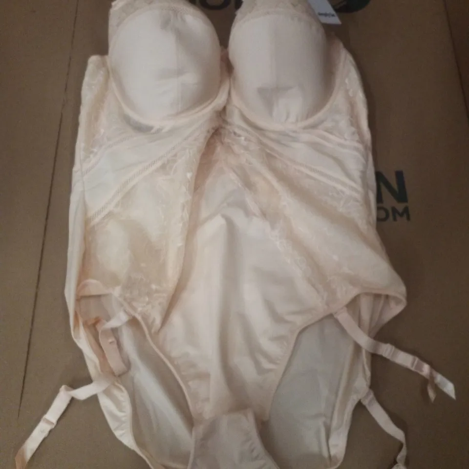 BOX CONTAINING APPROXIMATELY 7 BRAND NEW MAGISCULPT BLUSH BODYSUITS - SIZE 42DD