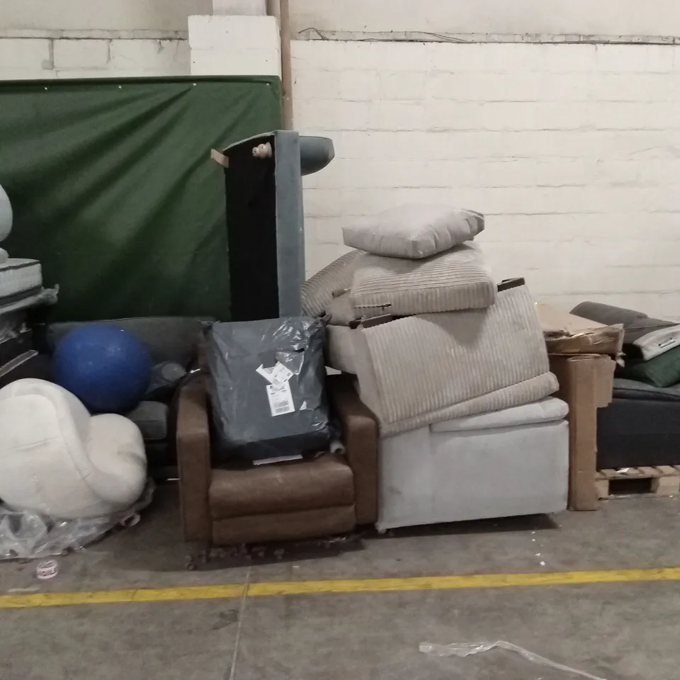 LOT TO CONTAIN AN ASSORTMENT OF SOFAS, CHAIRS AND SOFA PARTS AND PIECES