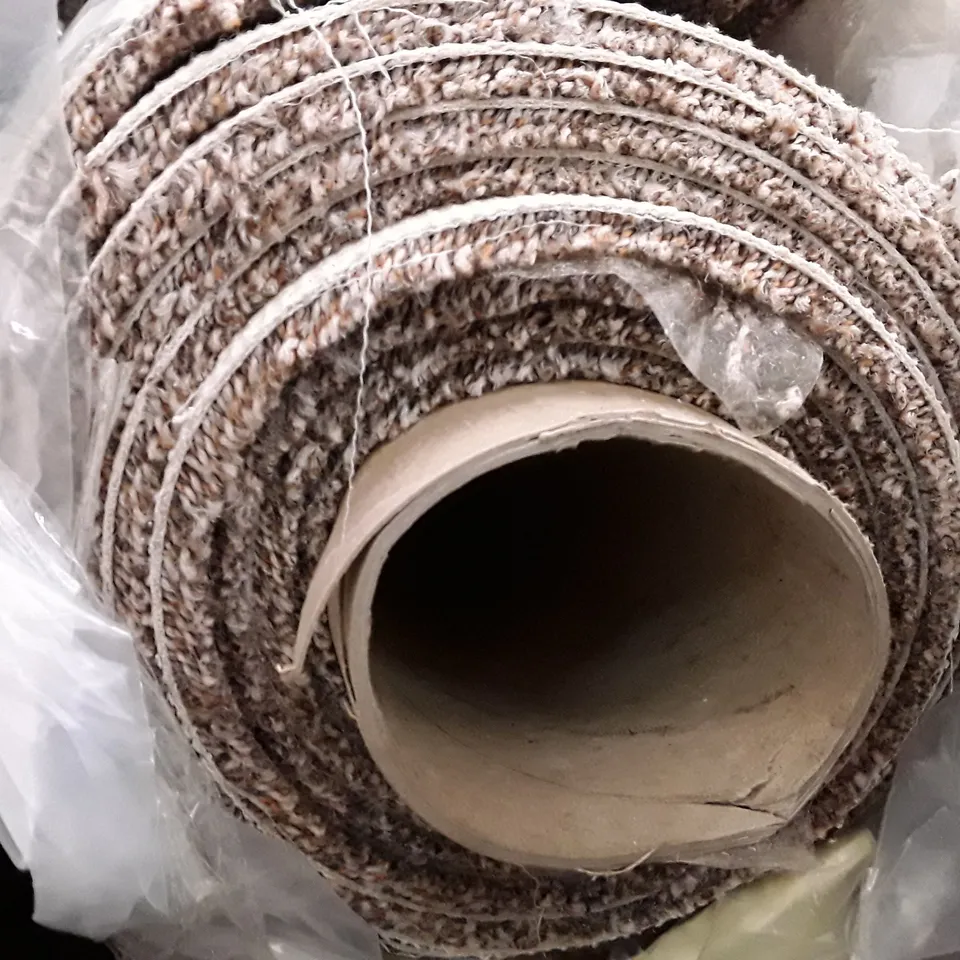 ROLL OF QUALITY SETS HERITAGE LUXURY 2524/0630 ACTION CARPET APPROXIMATELY 5.5×4M