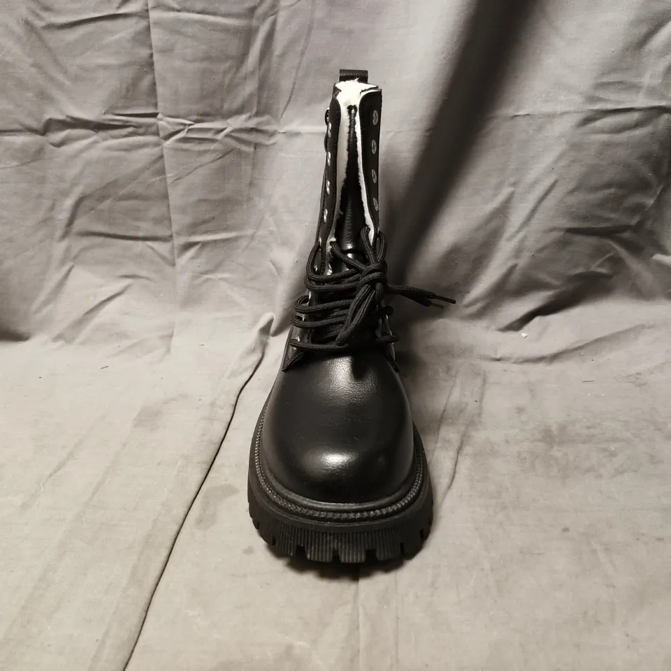 BOXED PAIR OF UNBRANDED ANKLE BOOTS IN BLACK SIZE EU 42