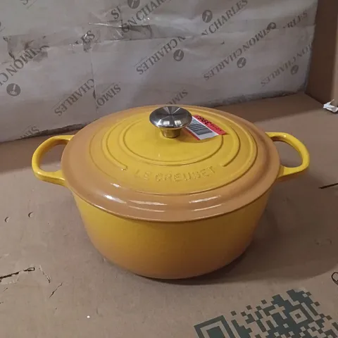 LE CREUSET SIGNATURE ROUND CASSEROLE DISH - YELLOW 
