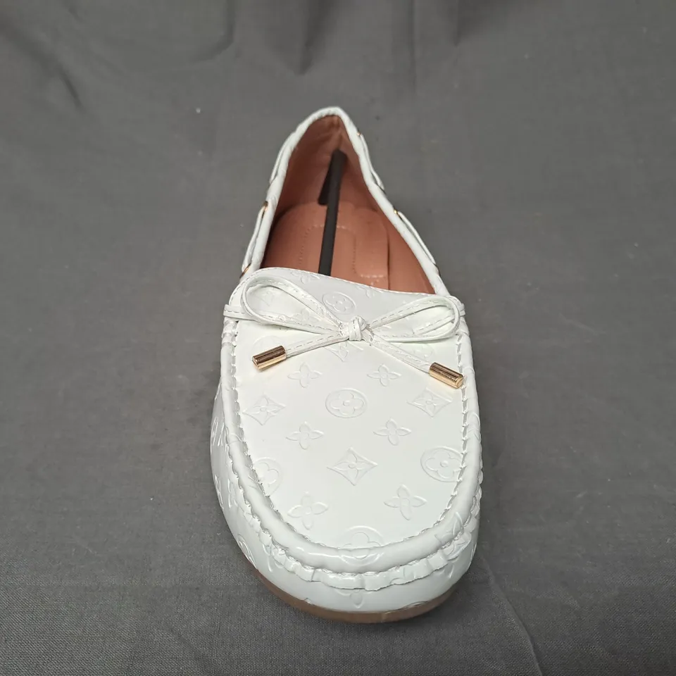 BOXED PAIR OF DESIGNER LOAFERS IN WHITE EU SIZE 41