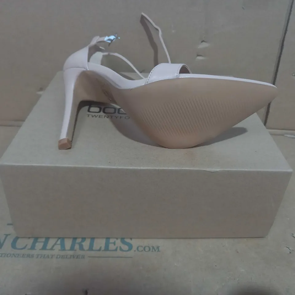 BOXED PAIR OF BOOHOO HEELS IN NUDE COLOUR UK SIZE 6