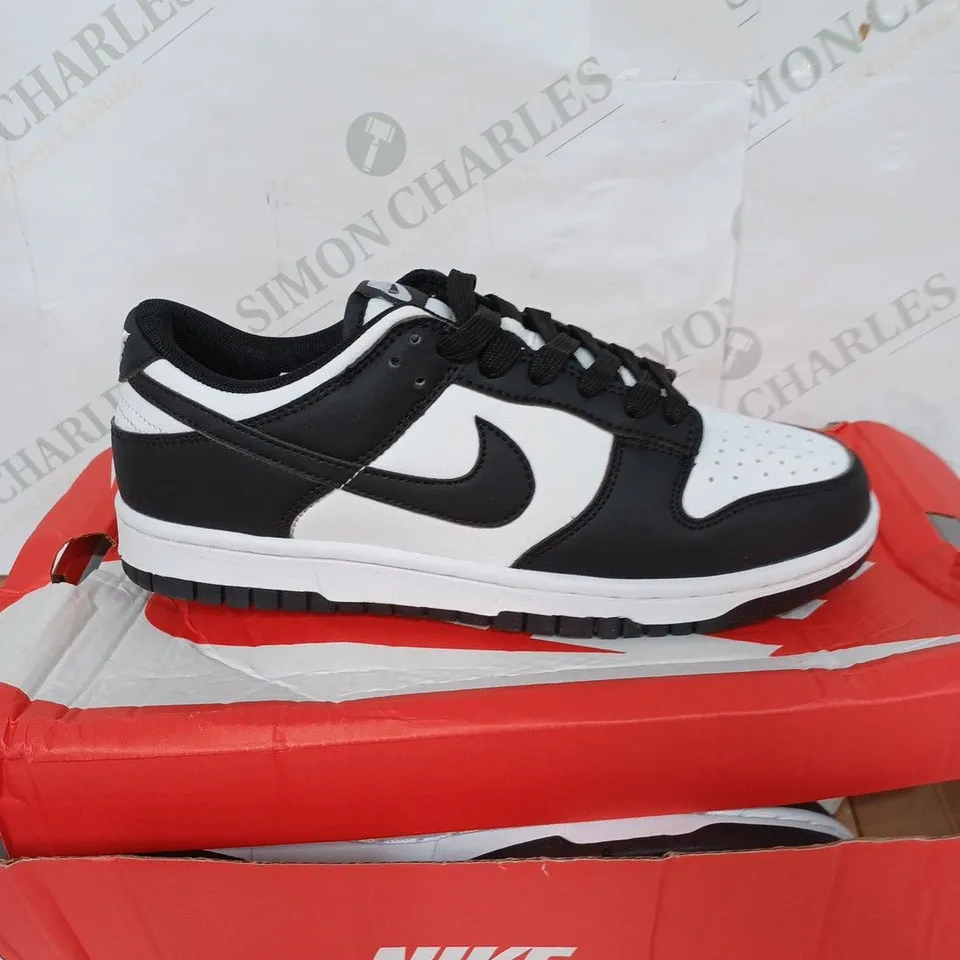BOXED PAIR OF NIKE SB DUNK LOW PRO QS TRAINERS - BLACK & WHITE / SIZE: 6 UK 