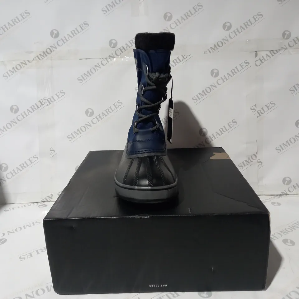 BOXED PAIR OF SOREL 1964 PAC WATERPROOF INSULATED BOOTS IN NAVY UK SIZE 10