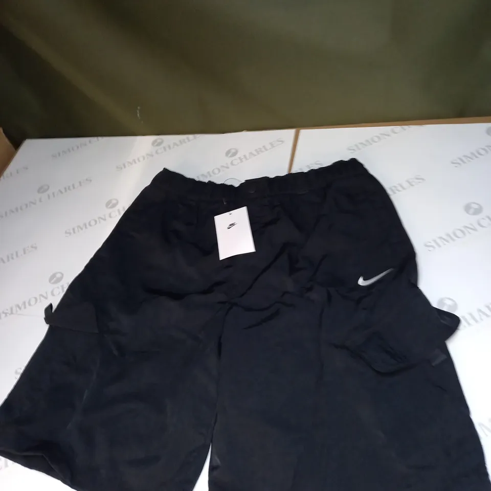 NIKE LOGO CARGO SHORTS SIZE XL