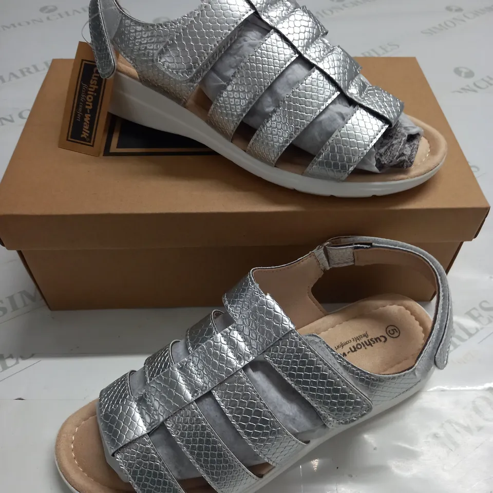 BOXED PAIR OF CUSHION WALK ONE TOUCH CLOSE SANDALS IN SILVER - SIZE 5