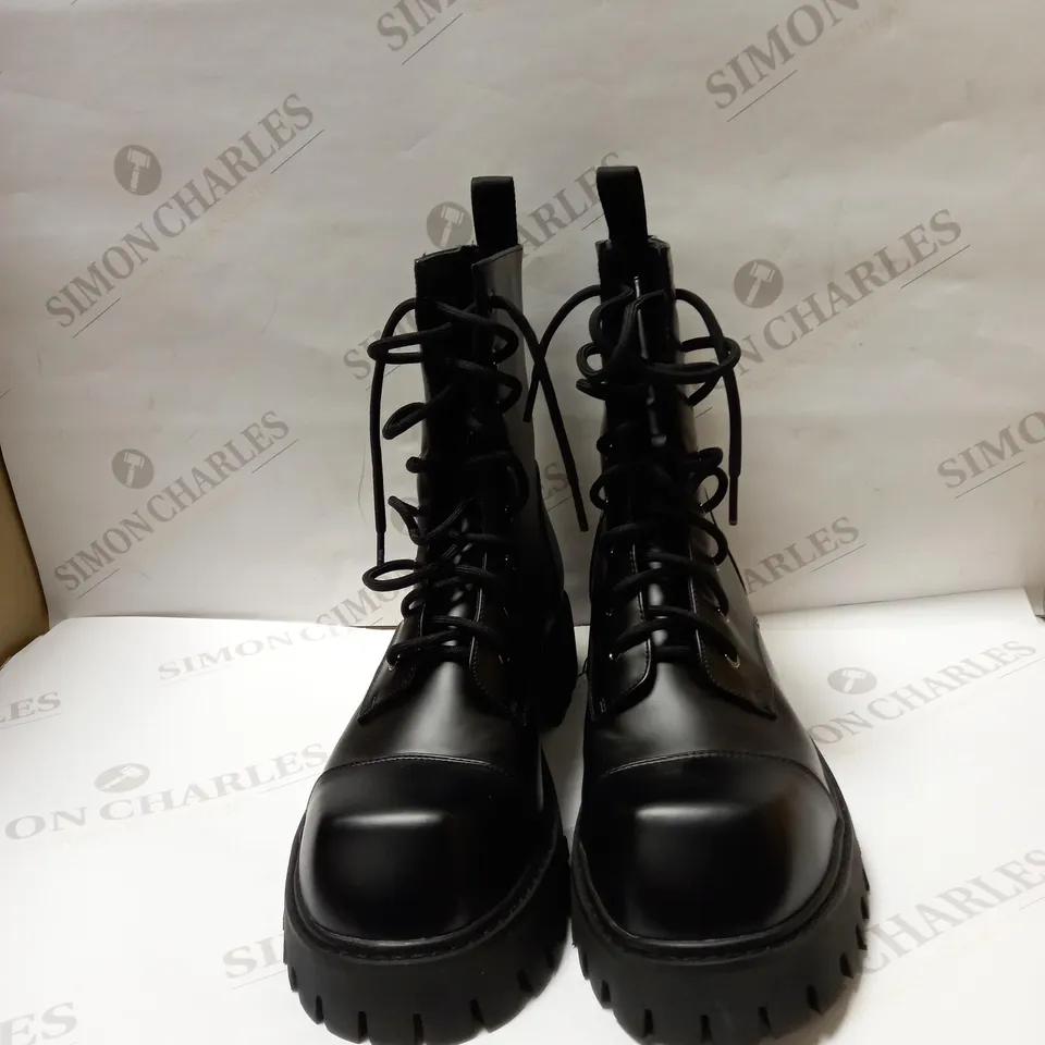 DESIGNER KOI VEGAN BLACK SQUARE TOE LACE UP BOOTS SIZE 8