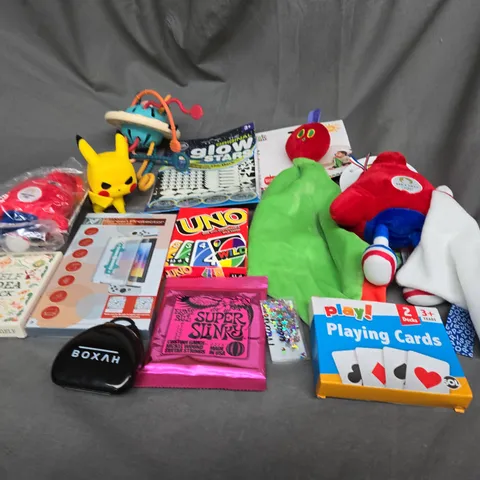 APPROXIMATELY 10 ASSORTED TOYS AND GAMES TO INCLUDE TEDDIES, PLAYING CARDS AND GLOW STARS