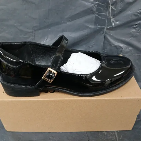 BOXED PAIR OF WHERES THAT FROM GIRL - BLACK STRAP SHOES - UK ISZE 4