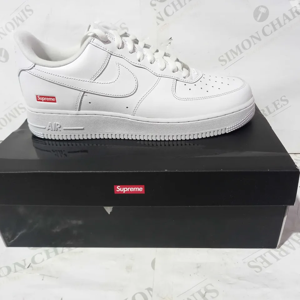 BOXED PAIR OF NIKE AIR FORCE 1 SHOES IN WHITE UK SIZE 9.5