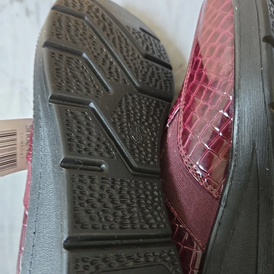 SHOE TREE WOMEN'S BURGUNDY CROC-EFFECT SLIP-ON LOAFERS SIZE 6