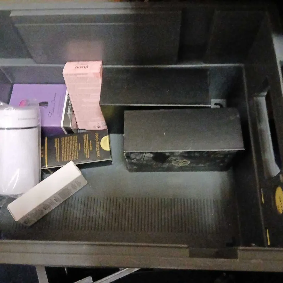 APPROXIMATELY 12 ASSORTED BOXED FRAGRANCES TO INCLUDE; ZARA, AVON, ARAMIC AND THE ESSENCE VAULT