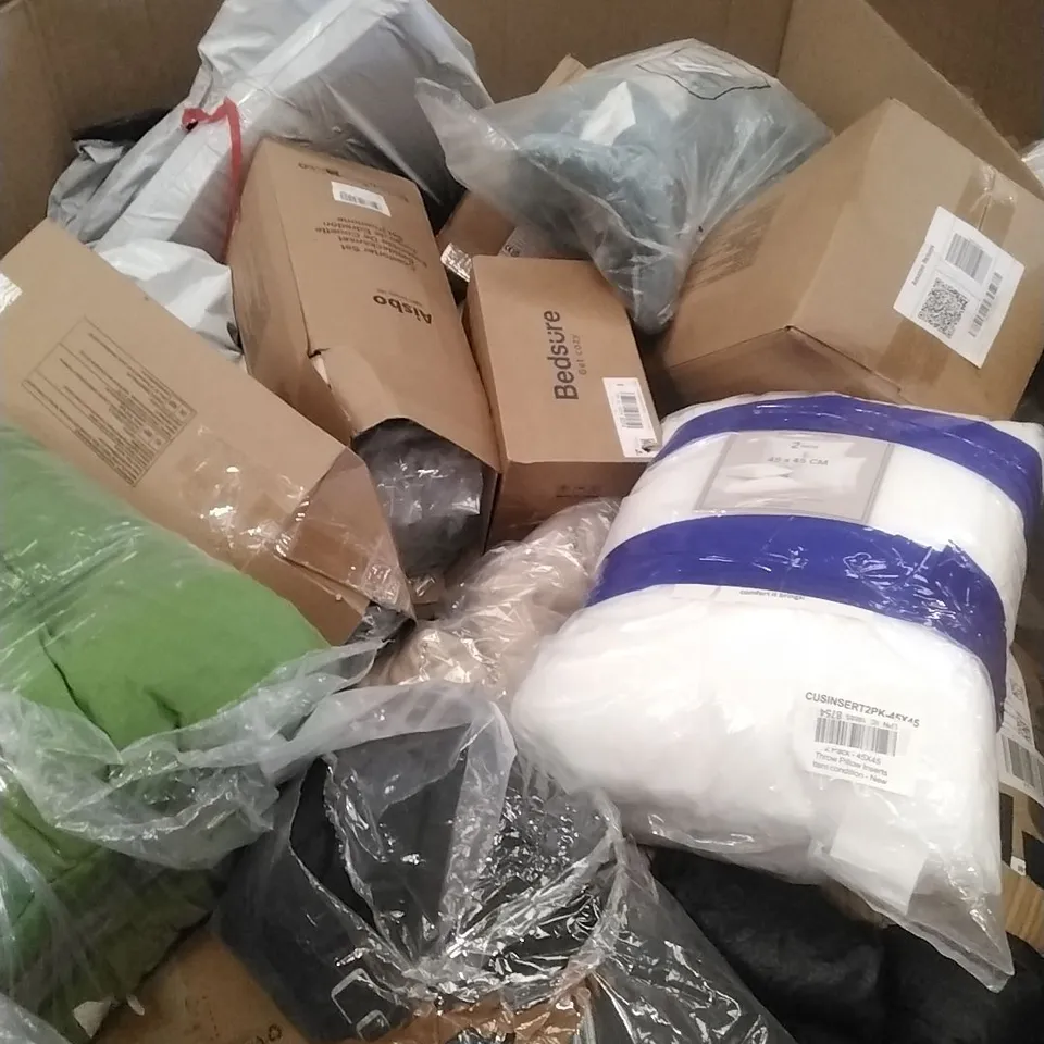 PALLET CONTAINING A LARGE QUANTITY OF; PILLOWS