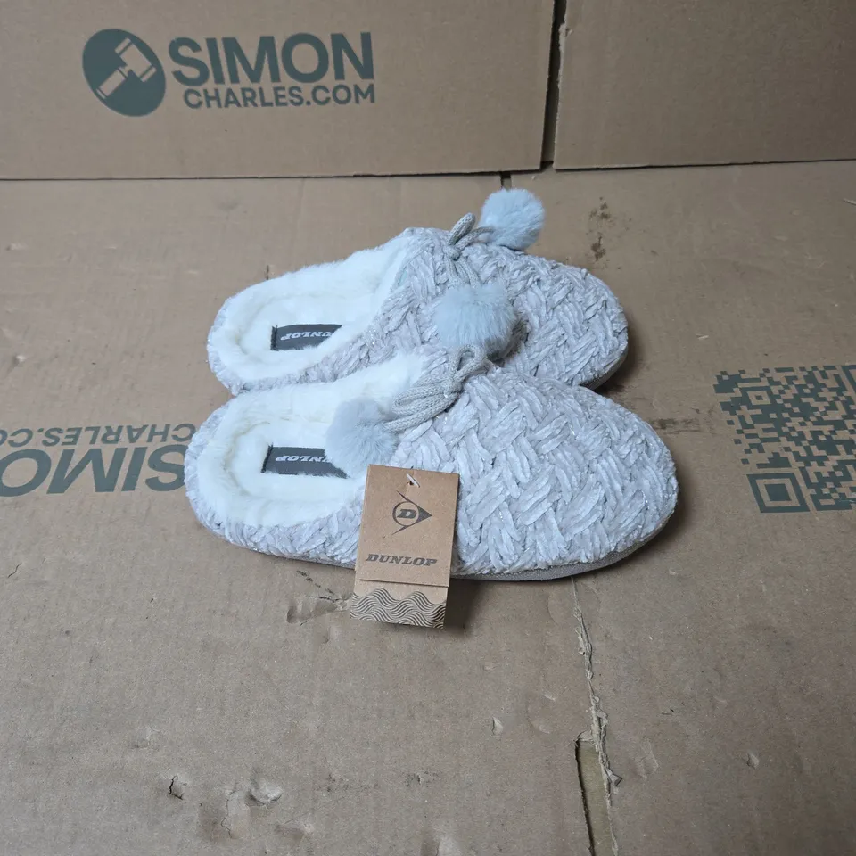 DUNLOP GRACE SLIPPERS LIGHT GREY SIZE 5 WITH TAGS. UNBOXED