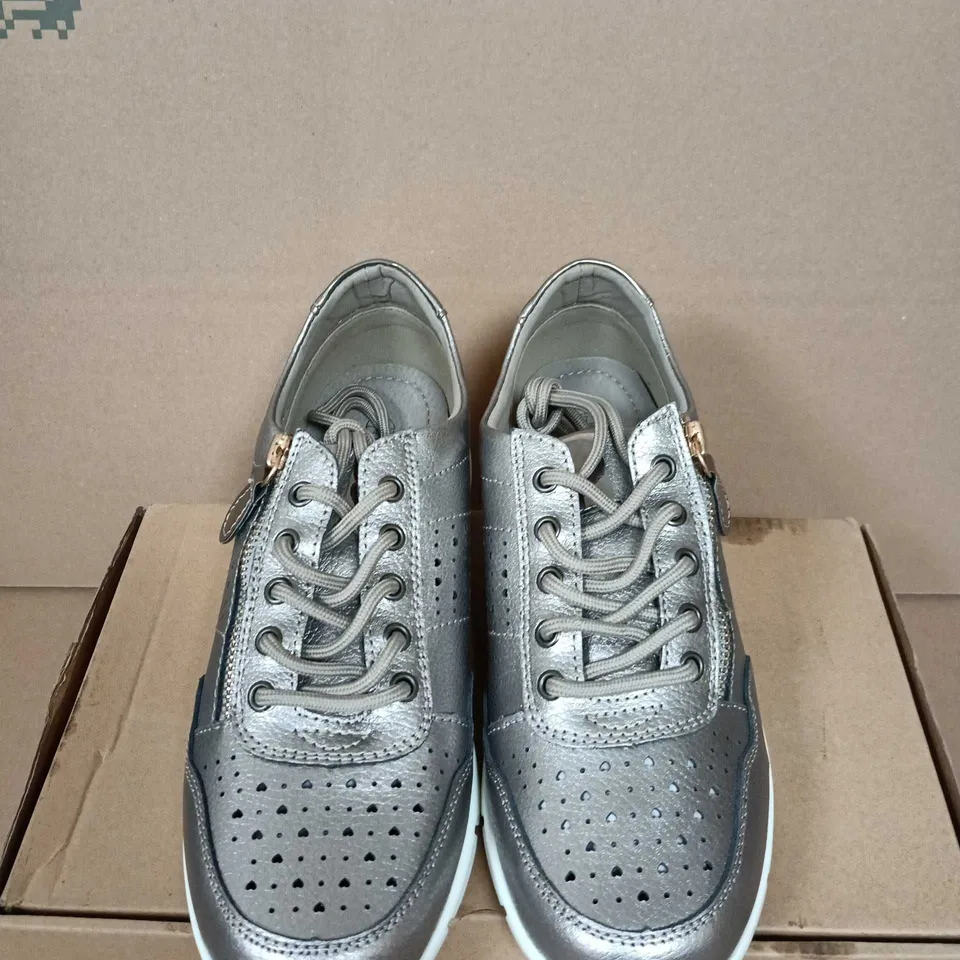 BOXED PAIR OF WOMENS METALLIC SILVER TRAINERS 6