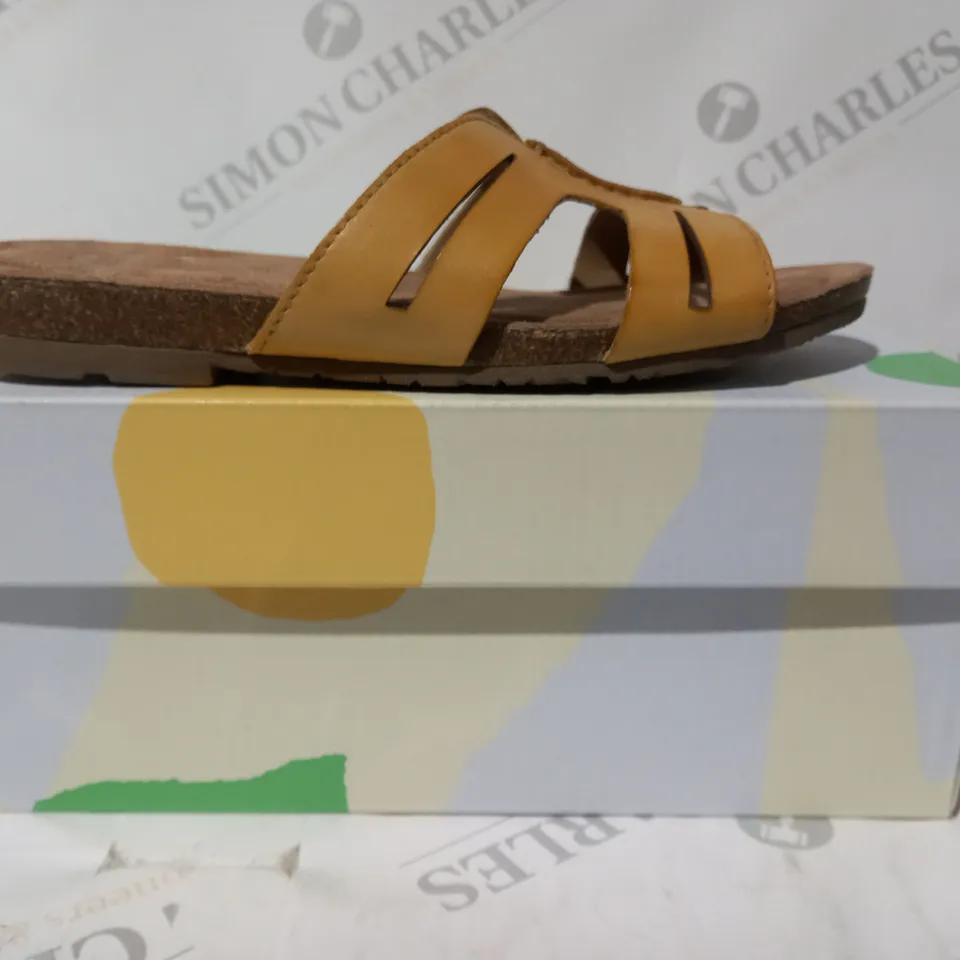 BOXED PAIR OF EARTH ORIGINS OPEN TOE SANDALS IN TAN UK SIZE 3