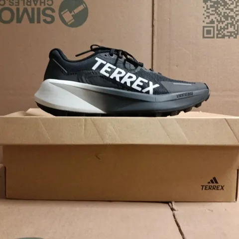 BOXED PAIR OF ADIDAS TERREX AGRAVIC 3 TRAINERS IN BLACK/WHITE SIZE UK 4