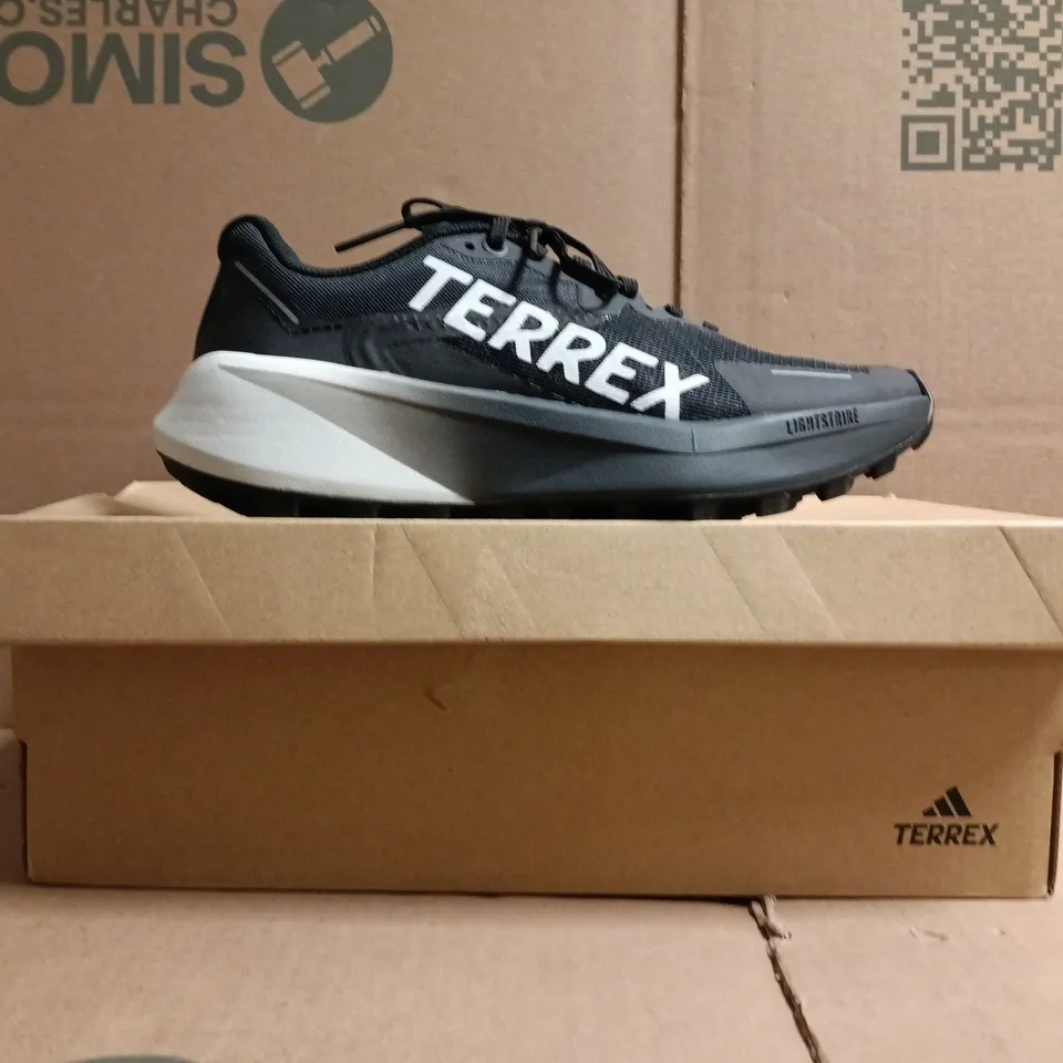 BOXED PAIR OF ADIDAS TERREX AGRAVIC 3 TRAINERS IN BLACK/WHITE SIZE UK 4