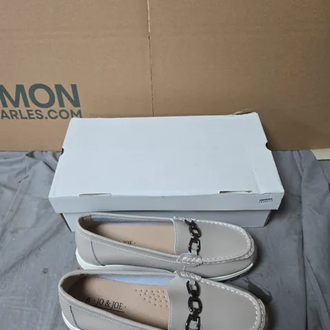 JO & JOE LIGHT GREY LEATHER LOAFERS WITH CHAIN DETAIL – UK SIZE 8 .