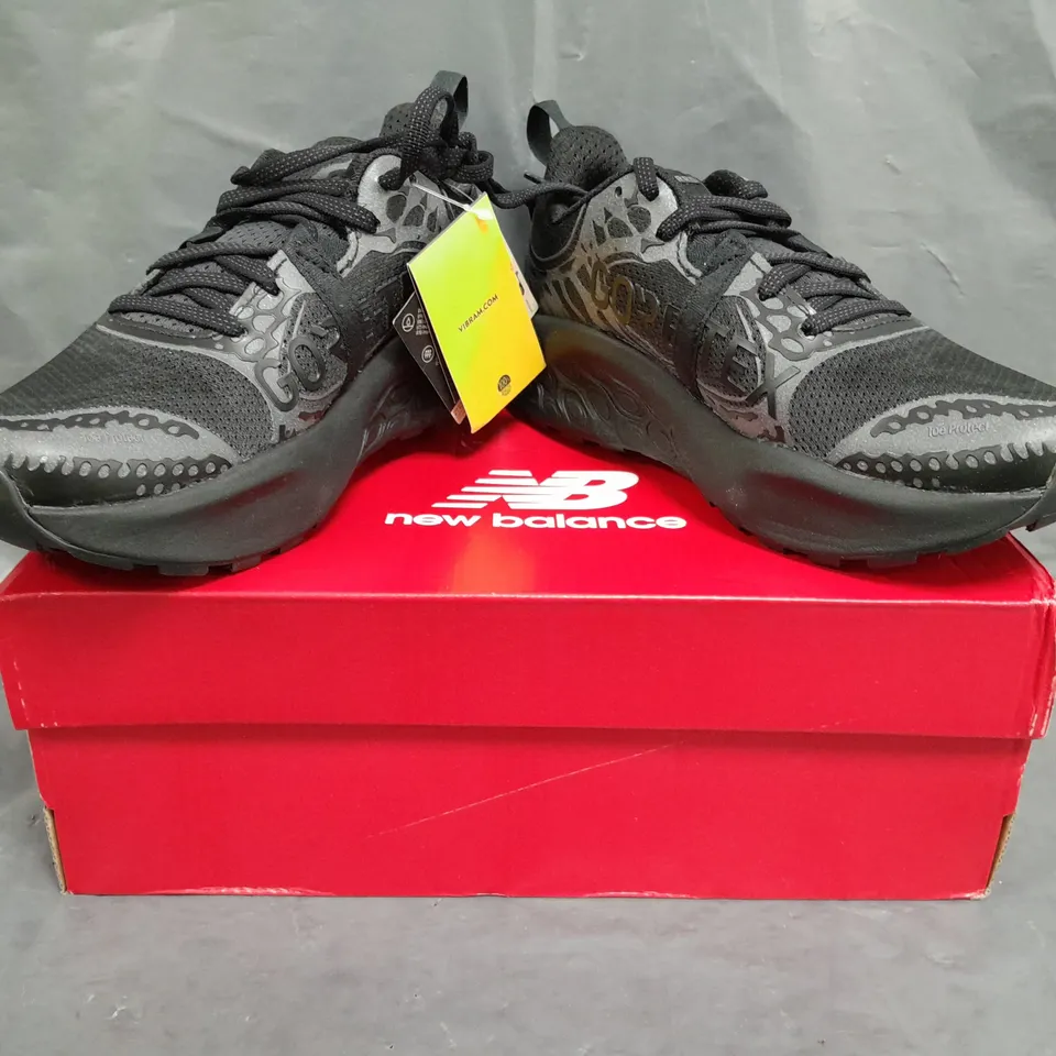 BOXED PAIR OF NEW BALANCE TRAINERS IN BLACK/GREY SIZE UK 4