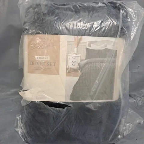 BOX OF APPROXIMATELY 5 ASSORTED HOUSEHOLD ITEMS TO INCLUDE BEDDING, CUSHIONS, ETC, IN VARIOUS STYLES, SIZES, AND COLOURS - COLLECTION ONLY